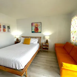 Pineapple Shores Retro 6 Apartment Daytona Beach